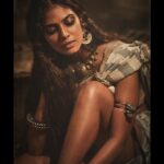 Malavika Mohanan Instagram - An ode to my love for warm lights, silver jewelry and beautiful handloom textiles 🧡 @rohanshrestha you amazing artist, you 🧡 @artcantbebothered for bringing together a fusion of so many different elements to seamlessly fall into place so beautifully together 🧡 @nittigoenka for creating the most lovely textures with bare minimum makeup 🧡 (less is definitely more is something I learned from you) @the.mad.hair.scientist the most effortless and raw looking hair is the most hard to create, and you do magic with it 🧡 @theitembomb for getting a bunch of lazy bums to come together and do this, and for always being there 🧡