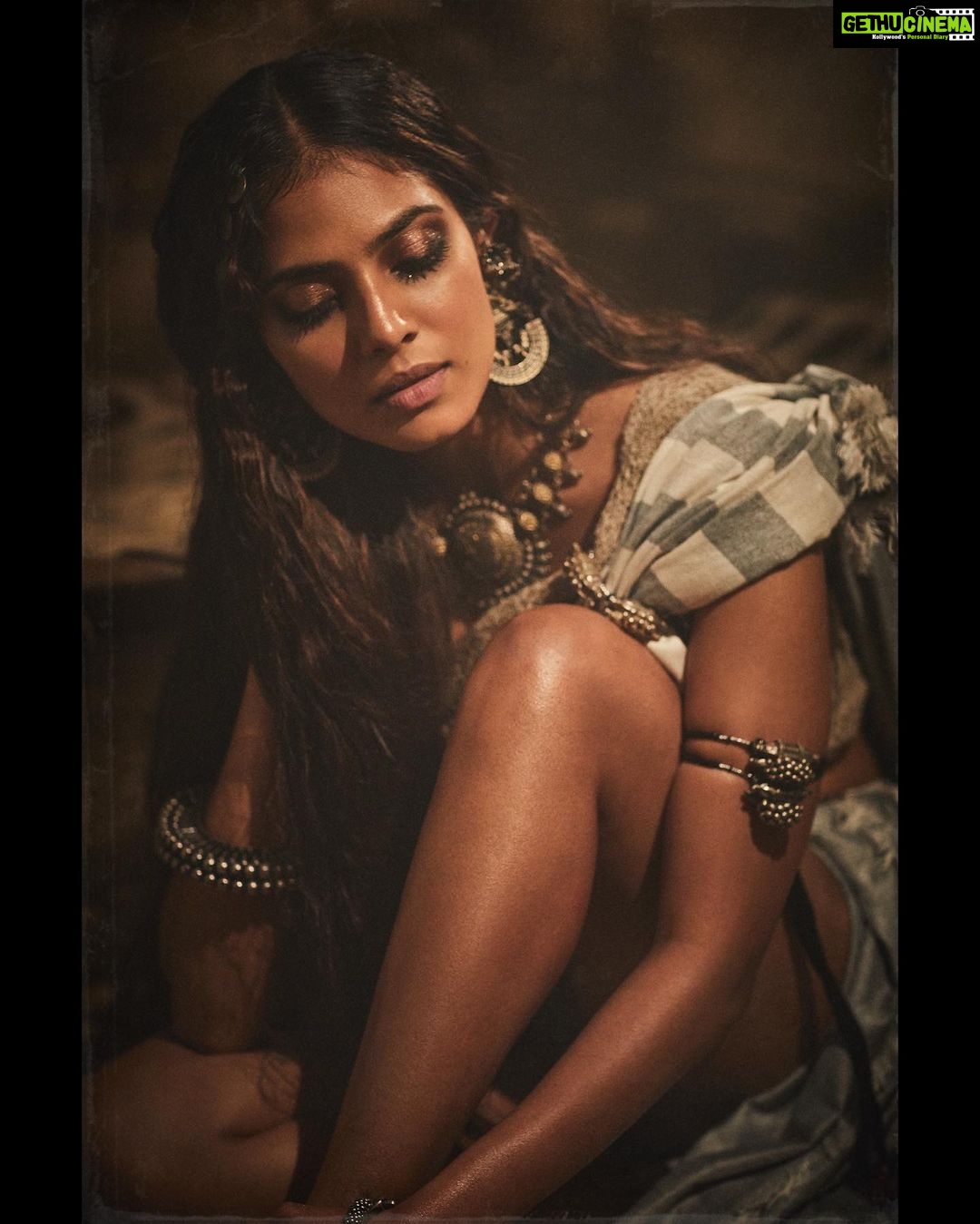Malavika Mohanan Instagram - An ode to my love for warm lights, silver jewelry and beautiful handloom textiles 🧡 @rohanshrestha you amazing artist, you 🧡 @artcantbebothered for bringing together a fusion of so many different elements to seamlessly fall into place so beautifully together 🧡 @nittigoenka for creating the most lovely textures with bare minimum makeup 🧡 (less is definitely more is something I learned from you) @the.mad.hair.scientist the most effortless and raw looking hair is the most hard to create, and you do magic with it 🧡 @theitembomb for getting a bunch of lazy bums to come together and do this, and for always being there 🧡