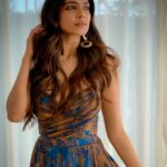 Malavika Mohanan Instagram - Dressing up after being in pajamas for 6 months and feeling dazed af 🤷🏻‍♀️ #postlockdownglam in @saakshakinni 💙 📸 @pratik8shah @theitembomb • @the.mad.hair.scientist