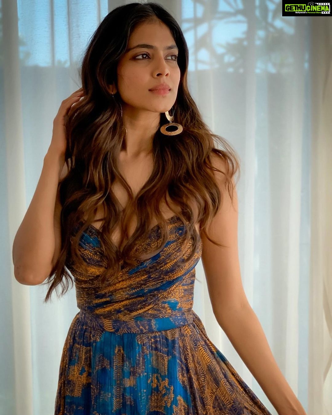 Malavika Mohanan Instagram - Dressing up after being in pajamas for 6 months and feeling dazed af 🤷🏻♀️ #postlockdownglam in @saakshakinni 💙 📸 @pratik8shah @theitembomb • @the.mad.hair.scientist