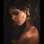 Malavika Mohanan Instagram - Channelling my inner ‘Chola’ princess in this gorgeous shoot by @rohanshrestha 👸🏻✨ Also, check out the mad hair in this by @the.mad.hair.scientist 💛 . @nittigoenka • @artcantbebothered • @theitembomb