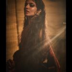 Malavika Mohanan Instagram - Channelling my inner ‘Chola’ princess in this gorgeous shoot by @rohanshrestha 👸🏻✨ . . @nittigoenka • @artcantbebothered • @the.mad.hair.scientist • @theitembomb