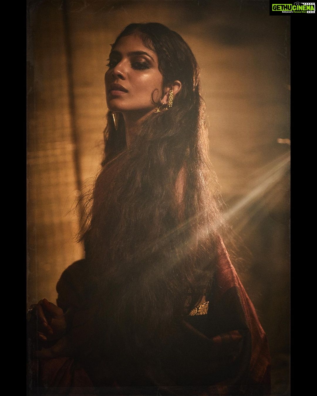 Malavika Mohanan Instagram - Channelling my inner 'Chola' princess in this  gorgeous shoot by @rohanshrestha 👸🏻✨ . . @nittigoenka •  @artcantbebothered • @the.mad.hair.scientist • @theitembomb - Gethu Cinema