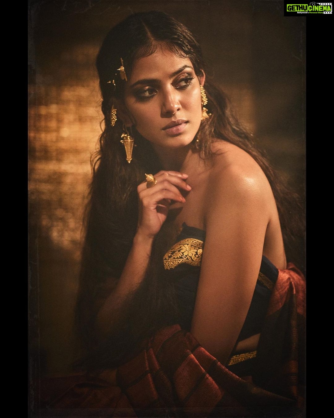 Malavika Mohanan Instagram - Channelling my inner ‘Chola’ princess in this gorgeous shoot by @rohanshrestha 👸🏻💛 . . @nittigoenka • @artcantbebothered • @the.mad.hair.scientist • @theitembomb