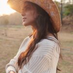 Malavika Mohanan Instagram - My favourite time of the day 💛🌅 #SuckerForSunsets ☀️ . . @thehouseofpixels • @vaishnavpraveen • @nittigoenka • @manishamelwani • @mikedesir • @theitembomb