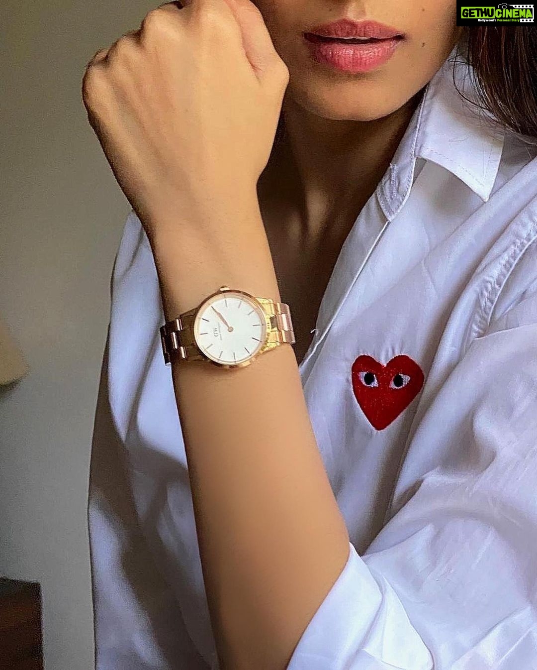 Malavika Mohanan Instagram - A crisp white shirt and a good watch has always been my favourite go-to outfit 💓 Glam up your wardrobe with a gorgeous @danielwellington watch, and get a complimentary strap with your purchase! Use my code ‘MALAVIKA’ to get 15% off #danielwellington . . www.danielwellington.com