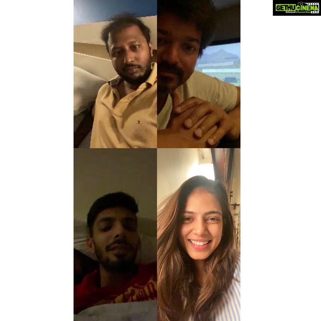 Malavika Mohanan Instagram - Problems will come and go..konjam chill panu maapi! ☺️ How we hang out when we can’t really hang out 😋 Team ‘Master’ is social-distancing. Are you?