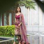 Malavika Mohanan Instagram - @sabyasachiofficial • @jaipurgems • @pallavi_85 • @kiransaphotography • @makeupartistkarishmabajaj • @theitembomb • @ashwini_hairstylist