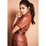 Malavika Mohanan Instagram - @cosmoindia 🤎 @omkarchitnis @theitembomb @the.mad.hair.scientist @makeupartistkarishmabajaj @d_devraj