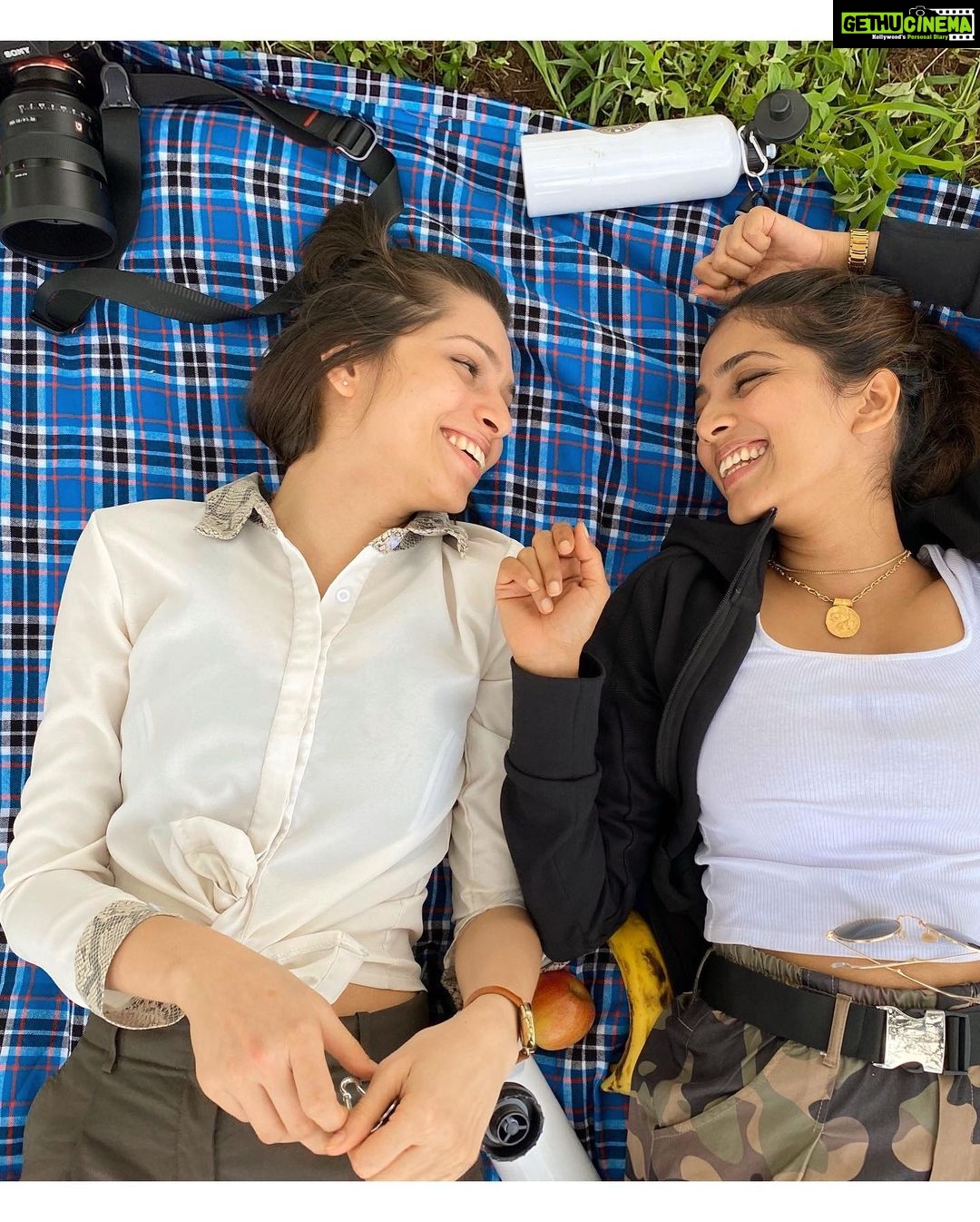 Malavika Mohanan Instagram - Who else is more romantic with their best friend than with their boyfriend/girlfriend? 🙋🏻♀️ Hi @ripanshijain & @saanikalokre (who needs to meet me more often in life) ♥️