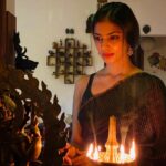 Malavika Mohanan Instagram - A prayer for my family, a prayer for you, a prayer for the world. As we face fear, panic, scarcity, frustration, anxiety, let’s look at the light at the end of this tunnel and seek strength in hope, positivity and love. Taking a moment to thank the universe for everything I have..the health of my parents and loved ones, for the food on my table and the roof over my head. Wishing everyone a happy and safe Vishu and Tamil putthaandu vaazhthukkal 🖤 📸 @kumohanan