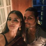 Malavika Mohanan Instagram - Love: Spending so much quality time with my parents ❤️ Not love: Spending so much time apart from all of my close friends, including this monkey best friend 💔 (📸 from a very happy and fun diwali evening spent at @shareenmantri‘s)