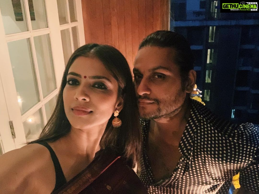 Malavika Mohanan Instagram - Love: Spending so much quality time with my parents ❤️ Not love: Spending so much time apart from all of my close friends, including this monkey best friend 💔 (📸 from a very happy and fun diwali evening spent at @shareenmantri‘s)