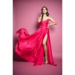 Malavika Mohanan Instagram – Pink is always in season 💁🏻‍♀️💕 #amazonfilmfareawards .
.

@gabycharbachy • @eshaamiin1 • @rishabhkphotography • @theitembomb • @makeupartistkarishmabajaj • @nishisingh_muah