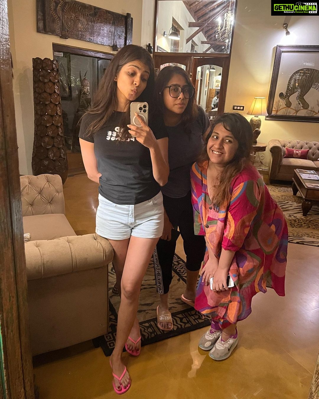 Malavika Mohanan Instagram - I have always wanted to visit Tadoba Tiger Reserve for years since I heard that some of the best tiger sightings in india happen here and I’m finally here with my favourite girls! 👯♀️👯♀️ We saw 2 tigers and 1 leopard on our first safari itself and are now aiming high and hoping to see the melanistic leopard next 😬 A big shout out to Annie for hosting us at her gorgeous place @the_bamboo_forest ! And a big thank you to your amazingly talented naturalist-Akshay whose expertise has shown us 4 big cats in just 2 days & hopefully a lot more in the coming couple of days! 🐯♥️