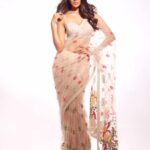 Malavika Mohanan Instagram - When in doubt, wear a saree 😉 Last night for @mynykaa @feminaindia beauty awards ✨ . . @falgunishanepeacockindia • @eshaamiin1 • @makeupartistkarishmabajaj • @nishisingh_muah • @theitembomb • @shivamguptaphotography