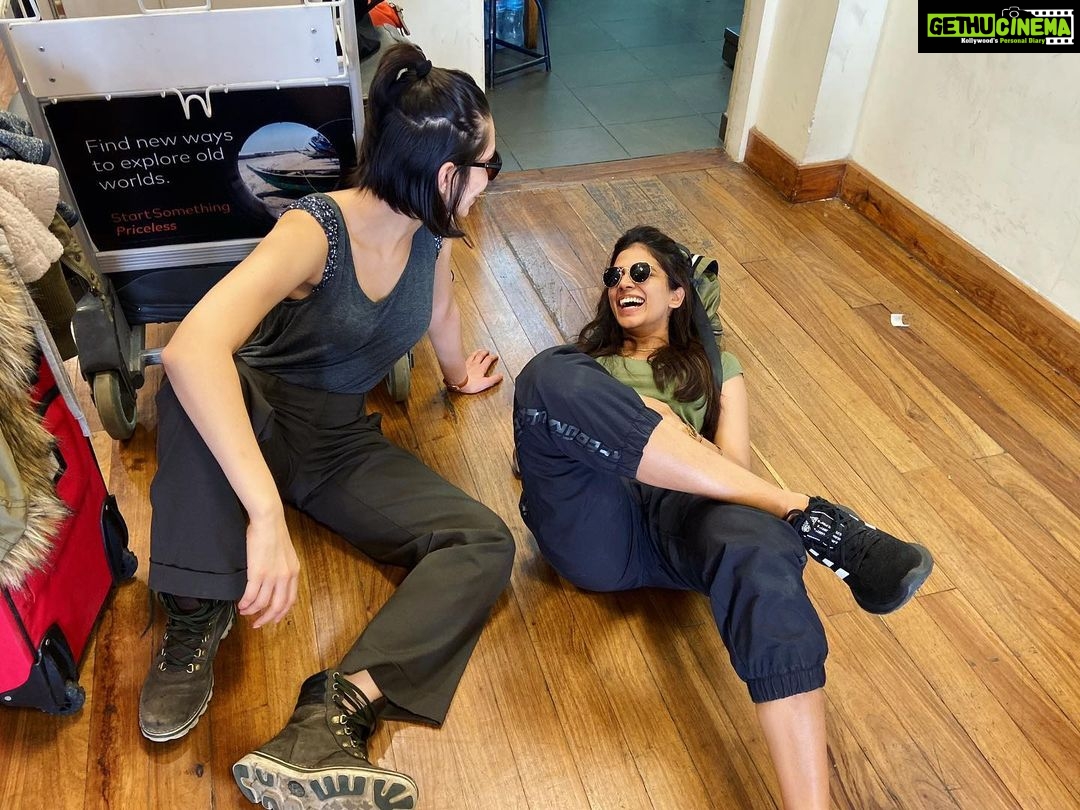 Malavika Mohanan Instagram - When flight delays happen and you’re too tired to care ✈️ 🤷🏻♀️ #TheWholeWorldIsOurlounge #NonFussyGirls