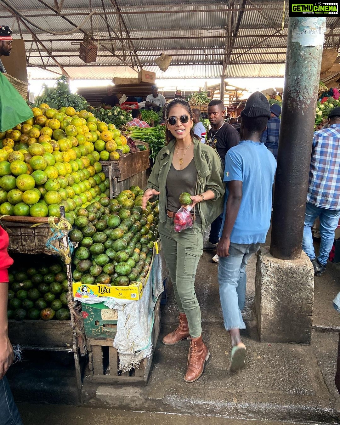 Malavika Mohanan Instagram - Sugar, spice and everything nice 🤓 Local shopping before the big safari trip! 🍍🍇🍊 #Africa #Tanzania 📸 @ripanshijain Arusha, Tanzania