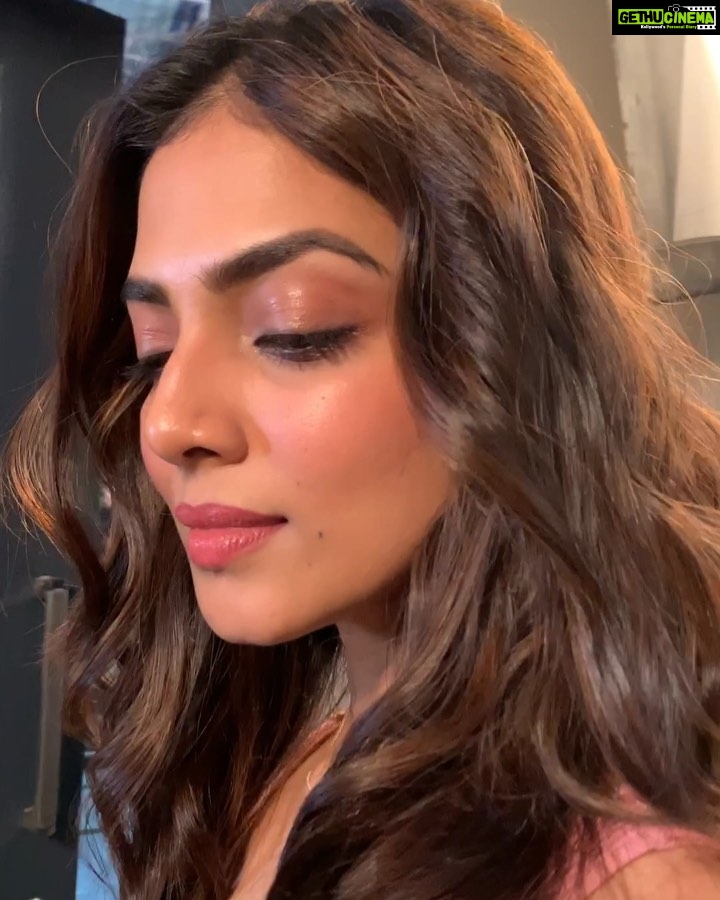 Malavika Mohanan Instagram - Glam by 👄@makeupartistkarishmabajaj 💇🏻♀️ @miteshrajani