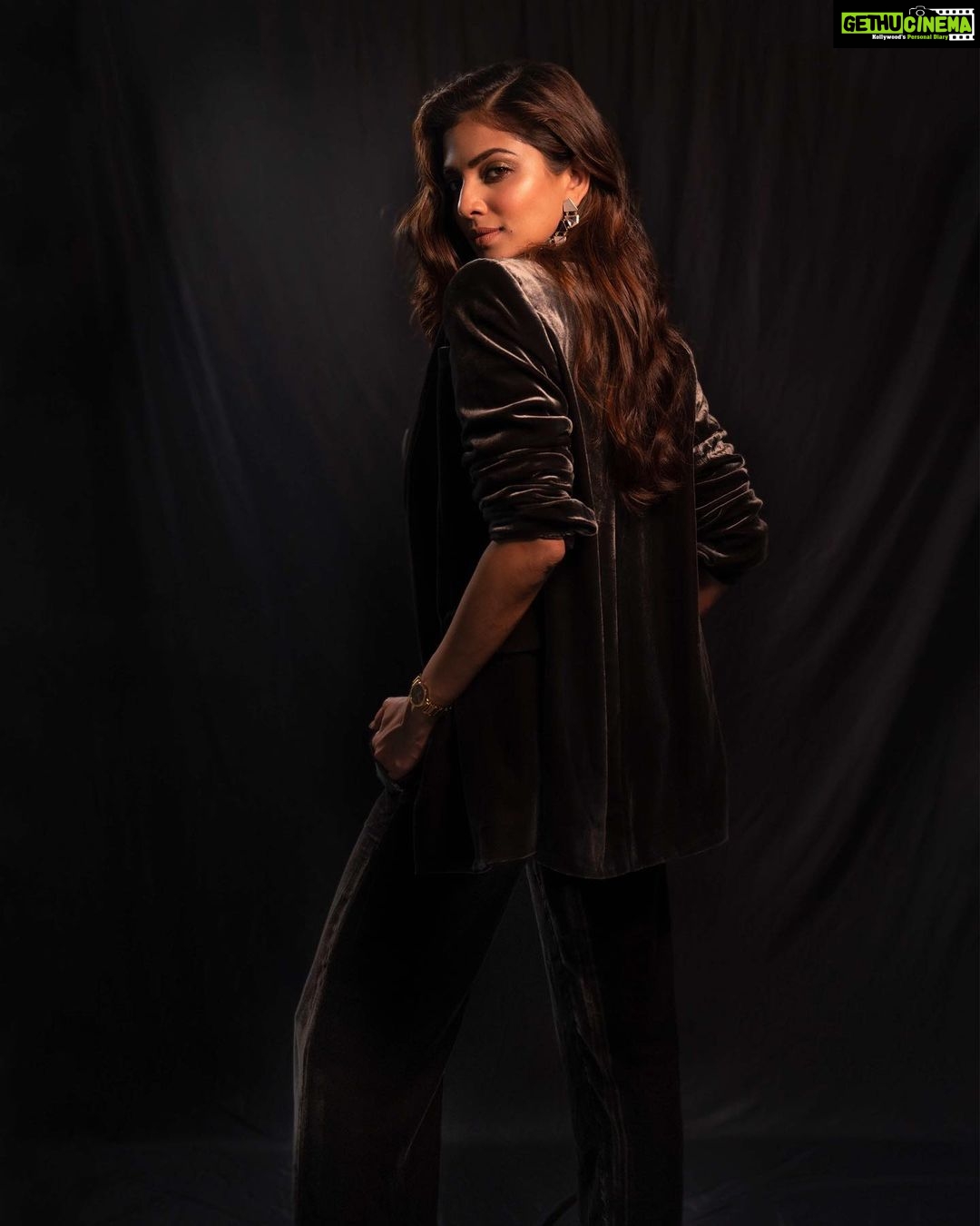 Malavika Mohanan Instagram - For @filmfare #glamourandstyleawards 🖤 . . Styled by @archamehta Hair @the.mad.hair.scientist Makeup @makeupartistkarishmabajaj PR @theitembomb Photographs @areesz Earrings @minerali_store