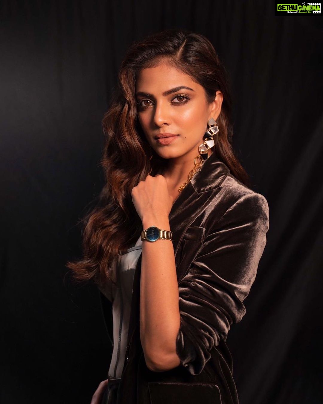 Malavika Mohanan Instagram - For @filmfare #glamourandstyleawards 🖤 . . Styled by @archamehta Hair @the.mad.hair.scientist Makeup @makeupartistkarishmabajaj PR @theitembomb Photographs @areesz Earrings @minerali_store