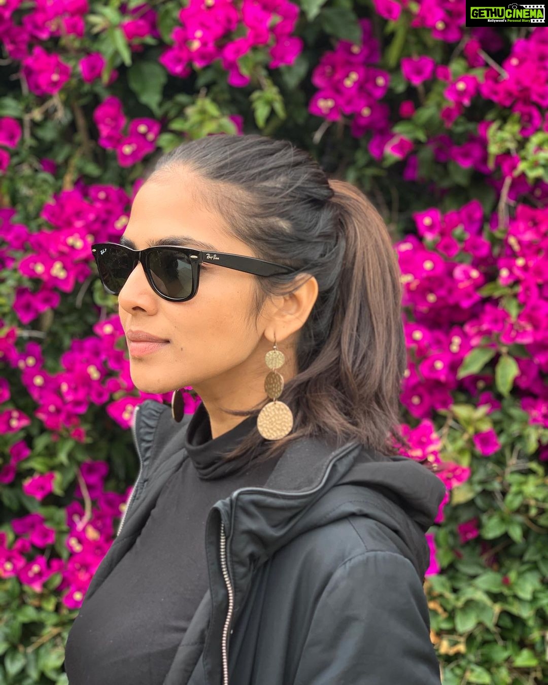Malavika Mohanan Instagram - 2 of my favourite colours in the same frame 🖤 💕 📸 @mvid