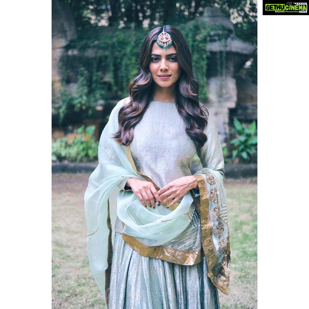 Malavika Mohanan Instagram - आदाब 🌷 . . Still gushing over this gorgeous look @triparnam put together for Diwali last week. @raw_mango you are just ♥️ . . Photographs • @harshjanii Hair • @the.mad.hair.scientist Makeup • @nidhitopiwala PR • @theitembomb Jewelry • @aquamarine_jewellery
