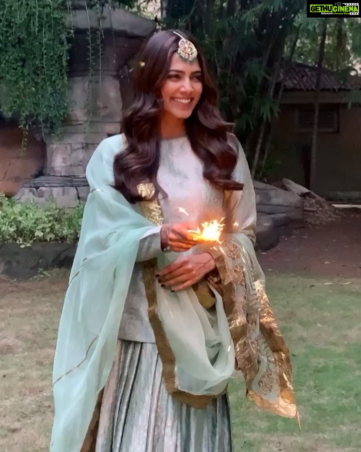 Malavika Mohanan Instagram - Love and light ✨💫🎇 . . @raw_mango • @triparnam • @theitembomb • @the.mad.hair.scientist • @harshjanii • @nidhitopiwala