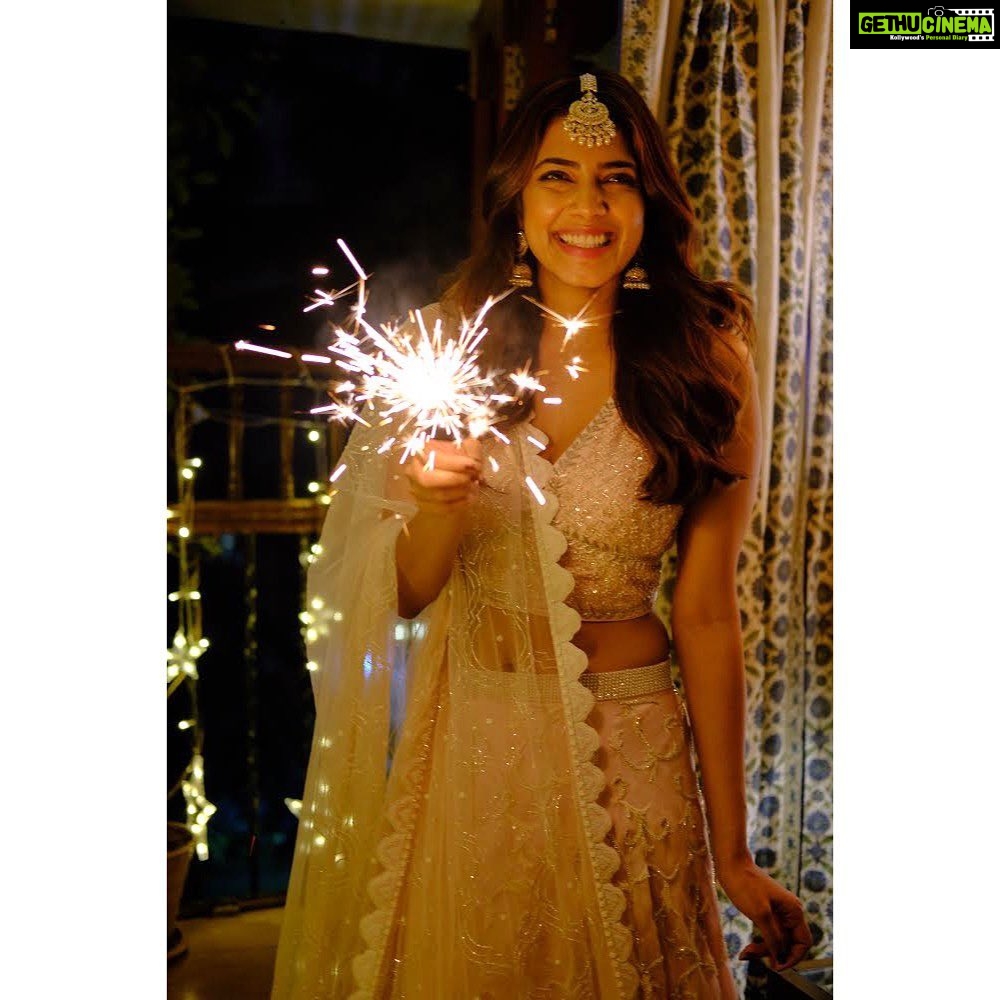 Malavika Mohanan Instagram - Wishing all of you a very Happy Diwali! ✨💫💥