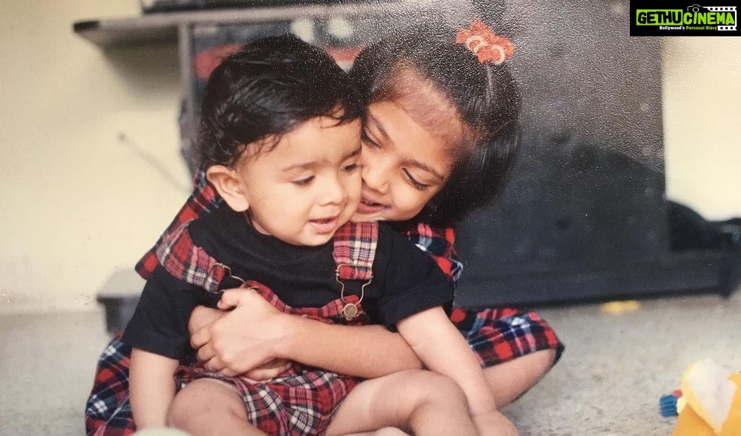 Malavika Mohanan Instagram - What a beautiful childhood you gave us @beenapoduval @kumohanan ♥️ . . We love you ♥️ And yes, Happy Children’s Day to all 😃 P.S. As-cute-as-a-button baby in the second picture is @adityamohanan & as-cute-as-a-button baby in the third picture is yours truly 🤓