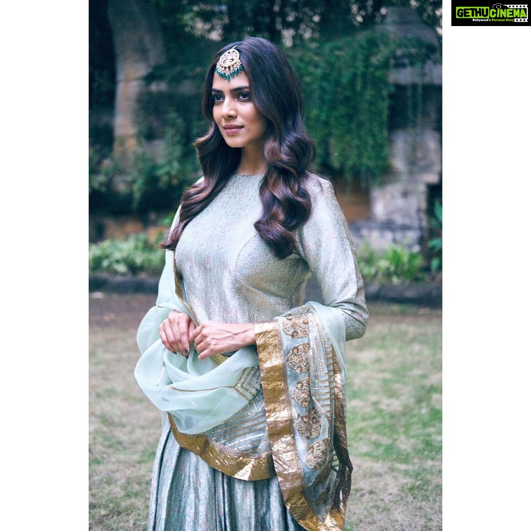 Malavika Mohanan Instagram - आदाब 🌷 . . Still gushing over this gorgeous look @triparnam put together for Diwali last week. @raw_mango you are just ♥️ . . Photographs • @harshjanii Hair • @the.mad.hair.scientist Makeup • @nidhitopiwala PR • @theitembomb Jewelry • @aquamarine_jewellery