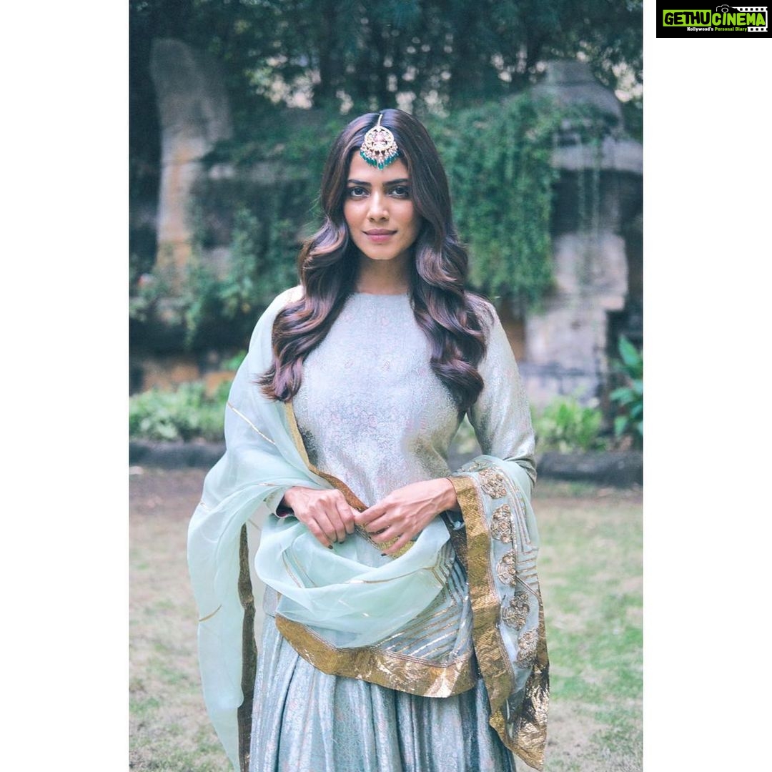 Malavika Mohanan Instagram - आदाब 🌷 . . Still gushing over this gorgeous look @triparnam put together for Diwali last week. @raw_mango you are just ♥️ . . Photographs • @harshjanii Hair • @the.mad.hair.scientist Makeup • @nidhitopiwala PR • @theitembomb Jewelry • @aquamarine_jewellery
