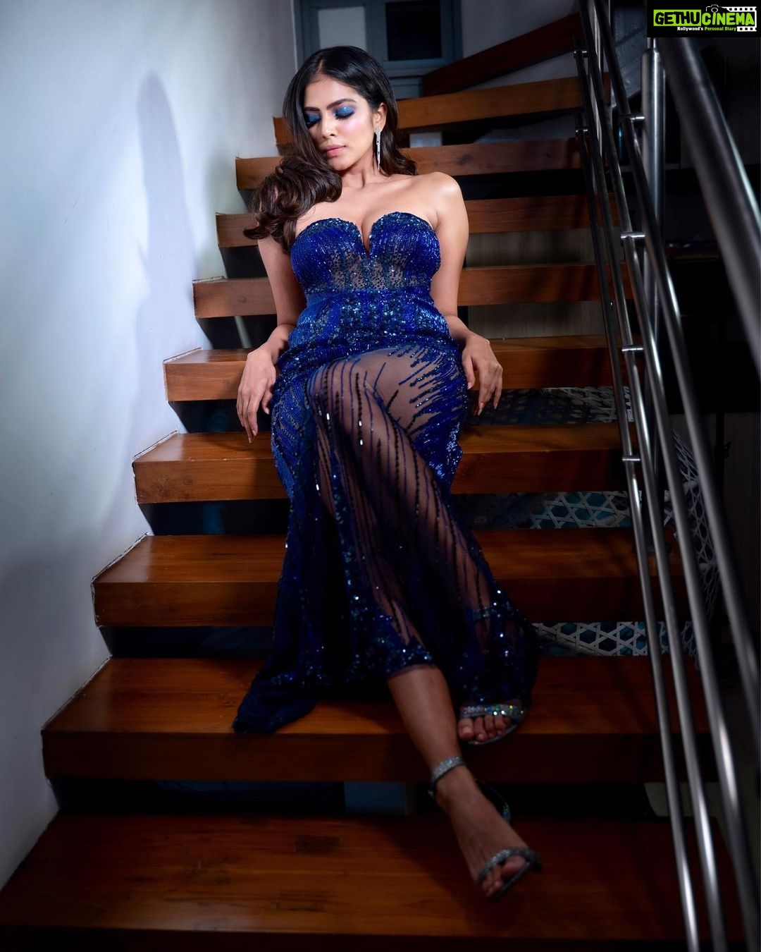 Malavika Mohanan Instagram - 🥂 . . Photography•• @areesz Stylist•• @triparnam Outfit•• @gavinmiguelofficial PR•• @theitembomb Makeup•• @makeupartistkarishmabajaj Hair•• @mayurinalli_h_mua Earrings•• @flowerchildbyshaheenabbas