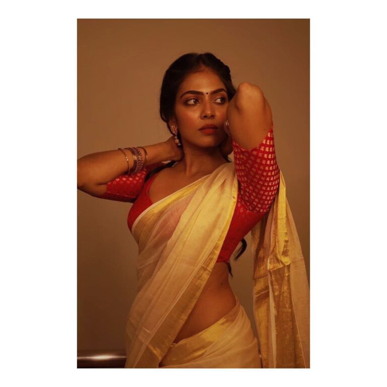 Malavika Mohanan Instagram - Kerala saree love ♥️
