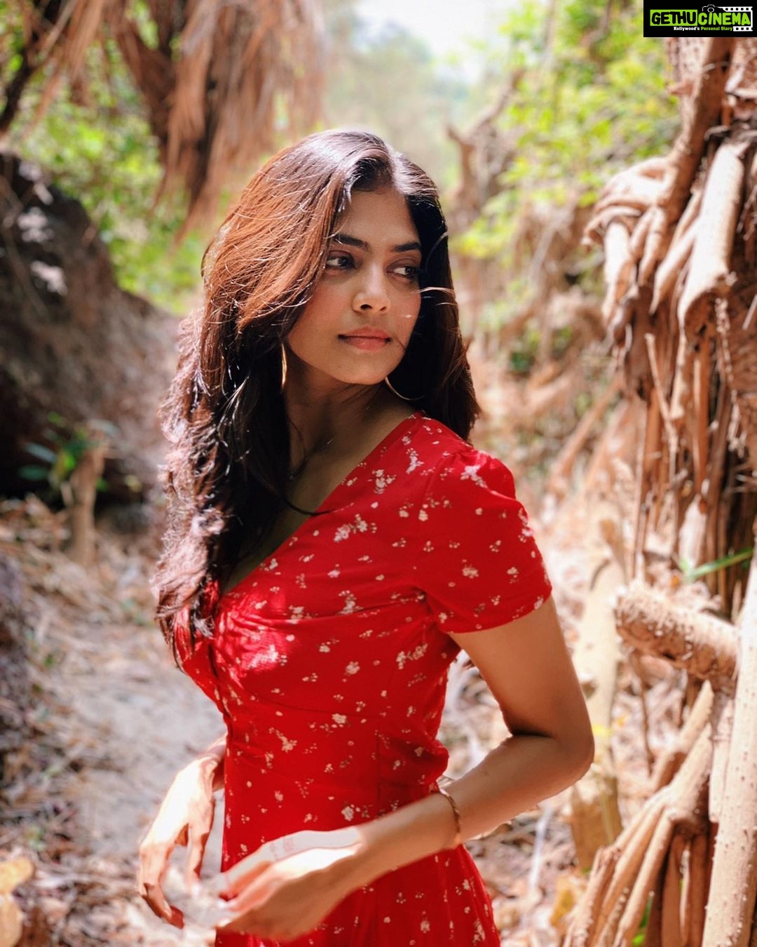 Malavika Mohanan Instagram - Sunshine in my hair❣️