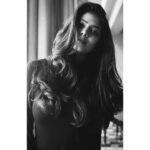 Malavika Mohanan Instagram - ⚫️⚪️ . . 📸 @gary_dean_taylor 💇🏻‍♀️ @the.mad.hair.scientist 💄 @makeup_hair_mahimawachher 👗 @castelino_priyanka 🏨 @renaissancemum 👸🏻@theitembomb