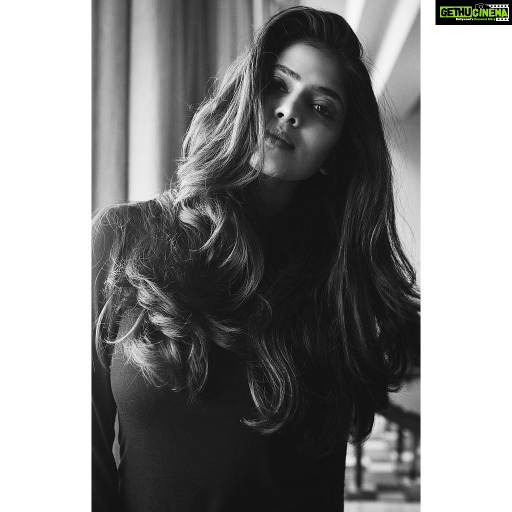 Malavika Mohanan Instagram - β«οΈβͺοΈ . . πΈ @gary_dean_taylor ππ»ββοΈ @the.mad.hair.scientist π @makeup_hair_mahimawachher π @castelino_priyanka π¨ @renaissancemum πΈπ»@theitembomb