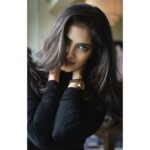 Malavika Mohanan Instagram - It’s all in the eyes 🔪 . . 📸 @gary_dean_taylor 💇🏻‍♀️ @the.mad.hair.scientist 💄 @makeup_hair_mahimawachher 👗 @castelino_priyanka 🏨 @renaissancemum 🐒 @theitembomb