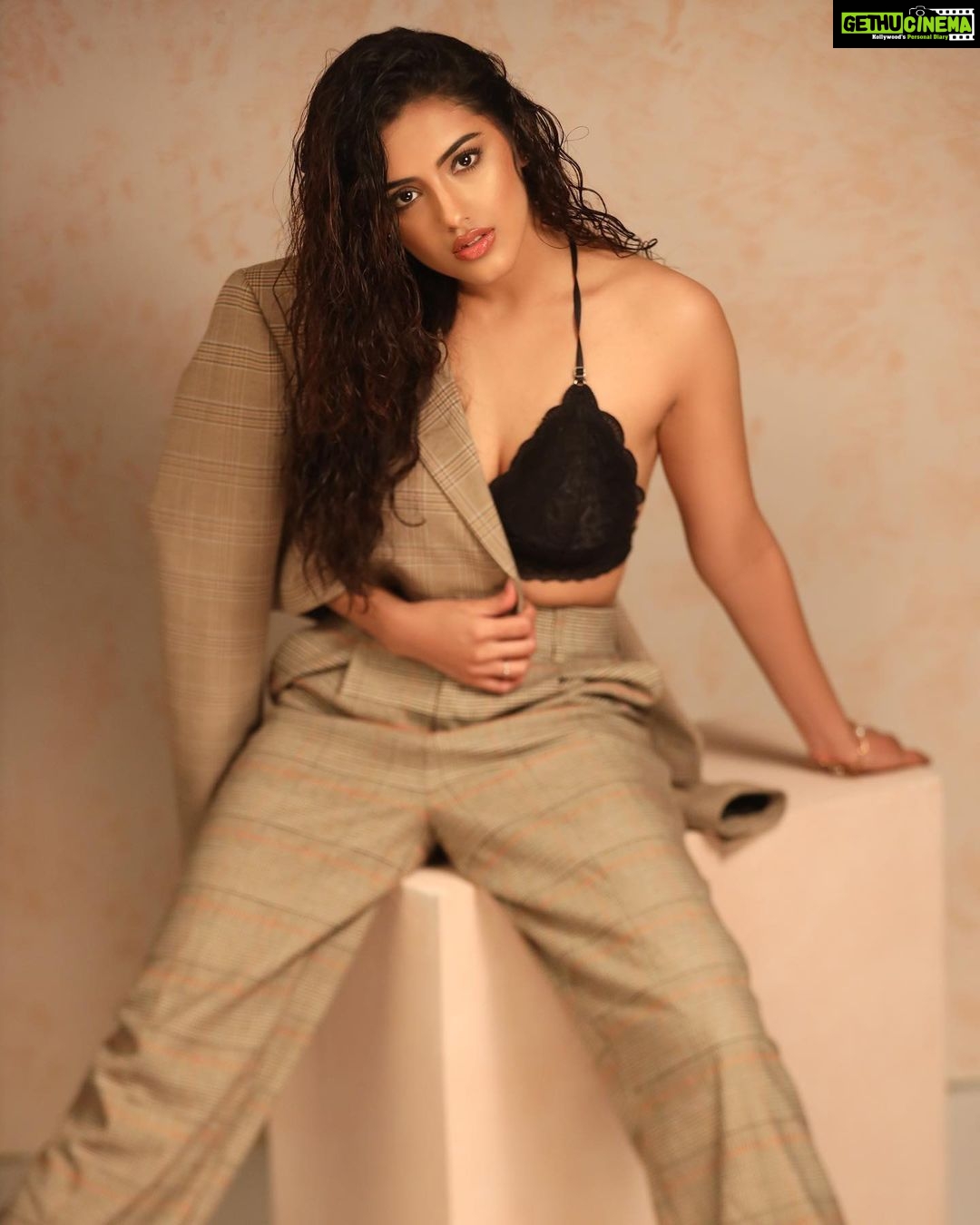 Malvika Sharma Instagram - ✨ 📸 @faizialiphotography Make up @makeup_asfaque Hair @sunny_hairr