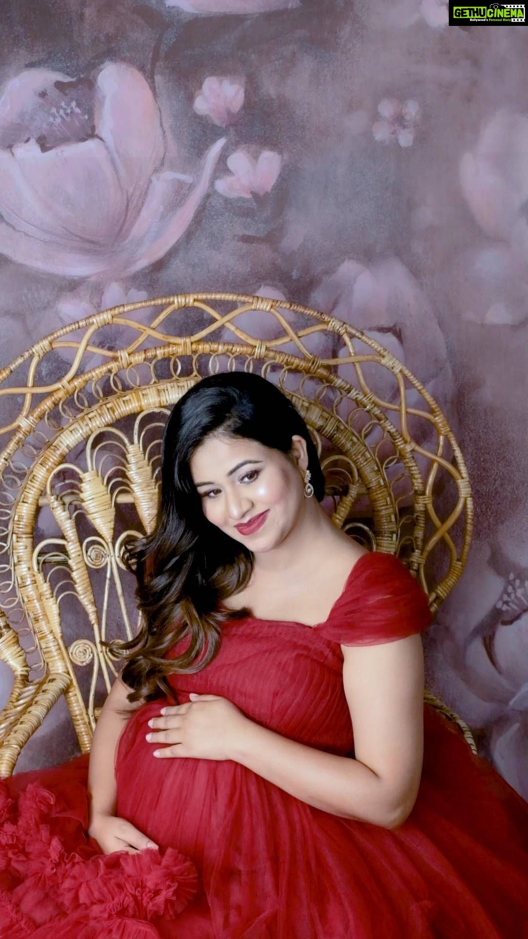 Manali Rathod Instagram - There is no better feeling than the movement of life inside you❤️❤️ My outfit Designer: @you_we_colors_by_lucky Vijjith designer: @gracenewdesigners Makeup: @makeoversbyhayath Hair : @hair_stylemaker Photography: @cutiepiestories Jewellery: @mspinkpantherjewel