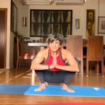 Mandira Bedi Instagram - A #yogaclass nducted. Kept it simple. 🤘🏽With all the #aasanas that I practice. But not at breakneck speed! 😅🤘🏽 #internationalyogaday #timelapse