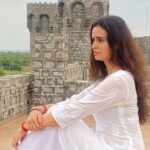 Meenakshi Dixit Instagram - ❤️ #meenakshidixit #white #shooting #shootlocation #nature #sunshine #instagood #instafashion #chikankari #candid #casual