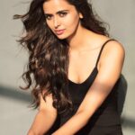 Meenakshi Dixit Instagram - The magic of light ✨😇 Was scrolling my phone & saw this one ❤️ #meenakshidixit #photography #photographylovers #photooftheday #instagood #mystyle #instafashion #black #natural