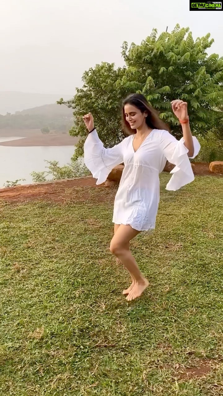 Meenakshi Dixit Instagram - Whenever I hear this song, this is what happens to me ππβΊοΈπππβ¨ Beautifully sung by @arijitsingh @nehakakkar π #meenakshidixit #instagood #reelsinstagram #instagramreels #nature #reelit #reels #trendingreels #trending