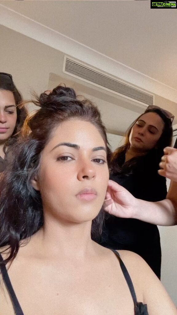 Meera Chopra Instagram - Ready steady go…. @makeupbykinjal @ayesha.muah London, Unιted Kingdom