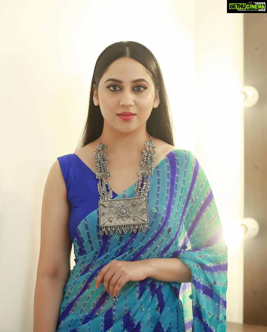 Miya George Instagram - Authentic North Indian Bandhani Saree in blue & blue combination is cool I feel.. what do u guys think? 🥻Saree from @pothyskerala Styling @sabarinathk_ Jewelry @seeruscollections Makeup @femy_antony__ 📸 @pranavraaaj