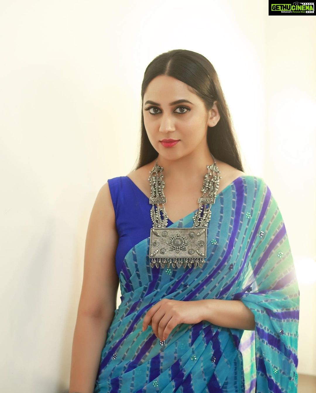 Miya George Instagram - Authentic North Indian Bandhani Saree in blue & blue combination is cool I feel.. what do u guys think? 🥻Saree from @pothyskerala Styling @sabarinathk_ Jewelry @seeruscollections Makeup @femy_antony__ 📸 @pranavraaaj