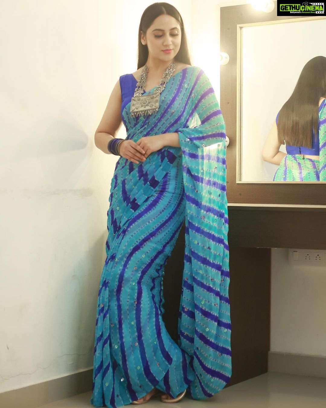Miya George Instagram - Authentic North Indian Bandhani Saree in blue & blue combination is cool I feel.. what do u guys think? 🥻Saree from @pothyskerala Styling @sabarinathk_ Jewelry @seeruscollections Makeup @femy_antony__ 📸 @pranavraaaj