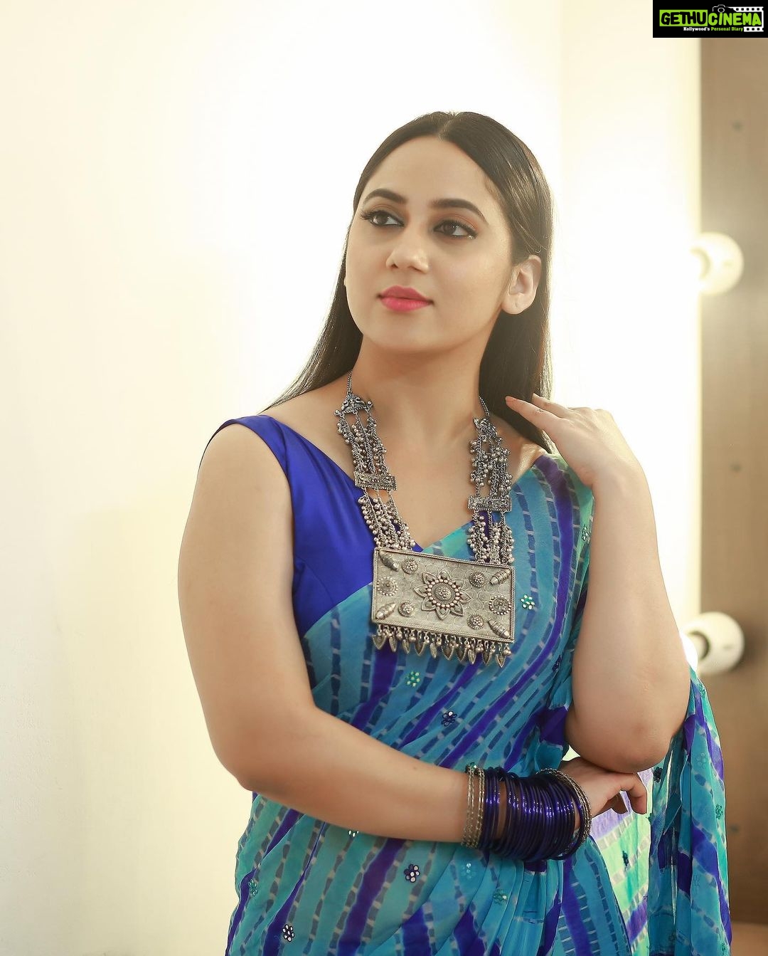 Miya George Instagram - Authentic North Indian Bandhani Saree in blue & blue combination is cool I feel.. what do u guys think? 🥻Saree from @pothyskerala Styling @sabarinathk_ Jewelry @seeruscollections Makeup @femy_antony__ 📸 @pranavraaaj