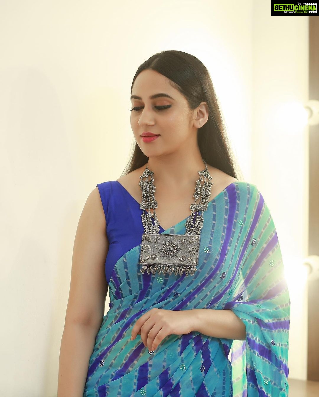 Miya George Instagram - Authentic North Indian Bandhani Saree in blue & blue combination is cool I feel.. what do u guys think? 🥻Saree from @pothyskerala Styling @sabarinathk_ Jewelry @seeruscollections Makeup @femy_antony__ 📸 @pranavraaaj